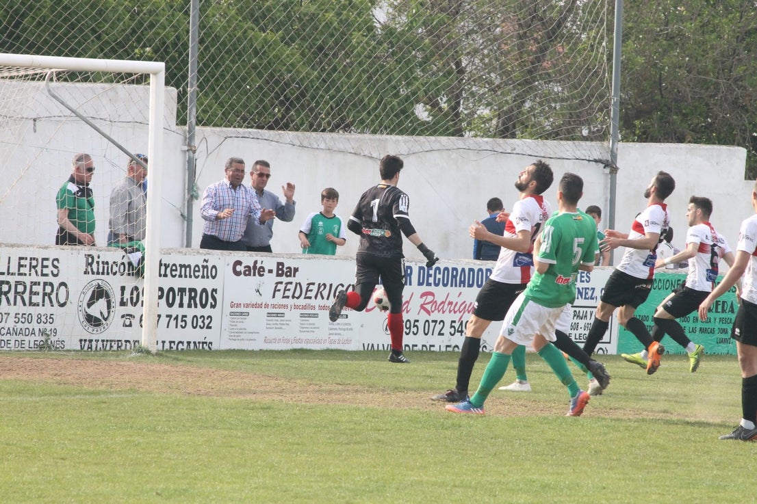 Imágenes del encuentro de la 33ª jornada de liga de la Tercera División disputado en el Municipal de San Roque y que finalizó con 2-1 (14-04-2019)