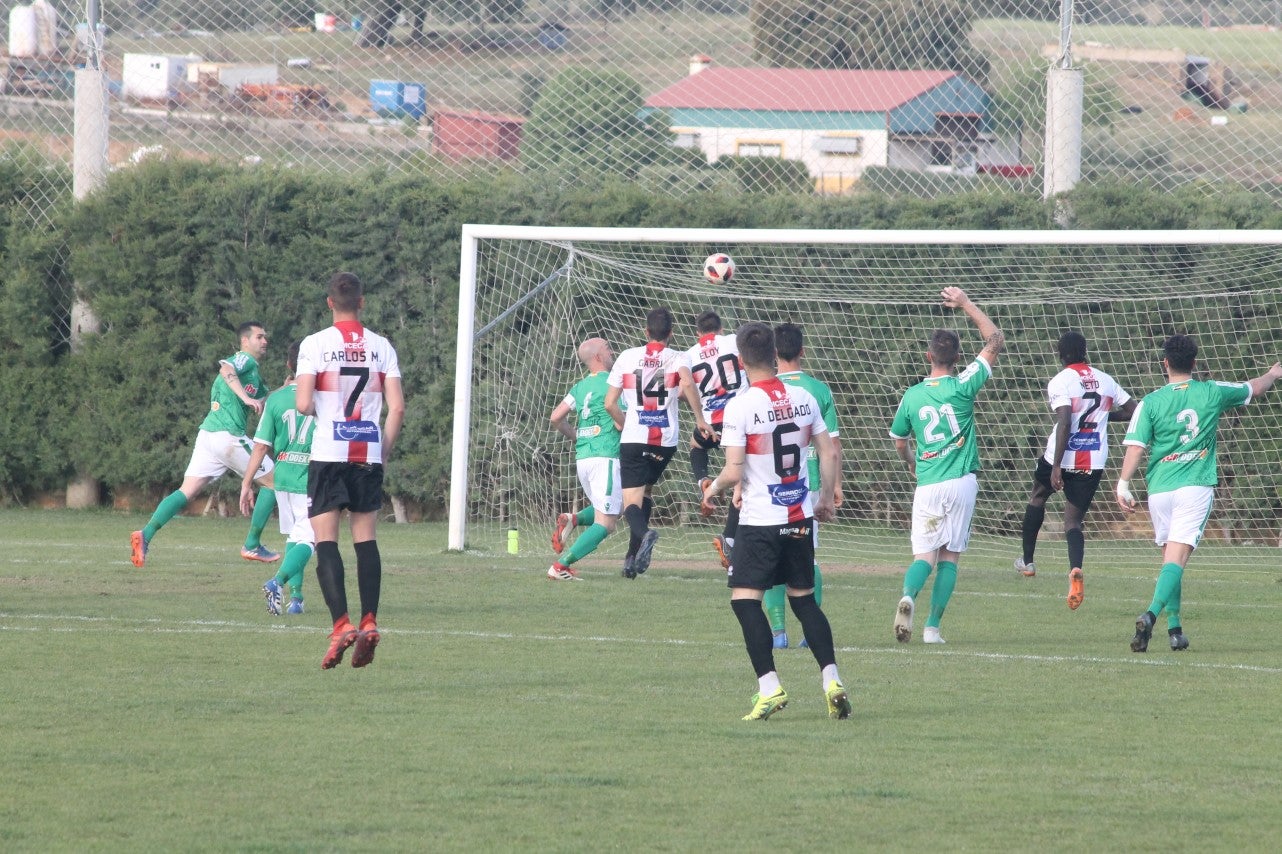 Imágenes del encuentro de la 33ª jornada de liga de la Tercera División disputado en el Municipal de San Roque y que finalizó con 2-1 (14-04-2019)