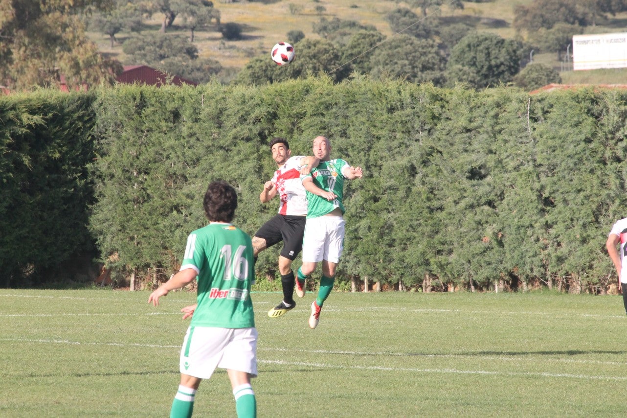 Imágenes del encuentro de la 33ª jornada de liga de la Tercera División disputado en el Municipal de San Roque y que finalizó con 2-1 (14-04-2019)