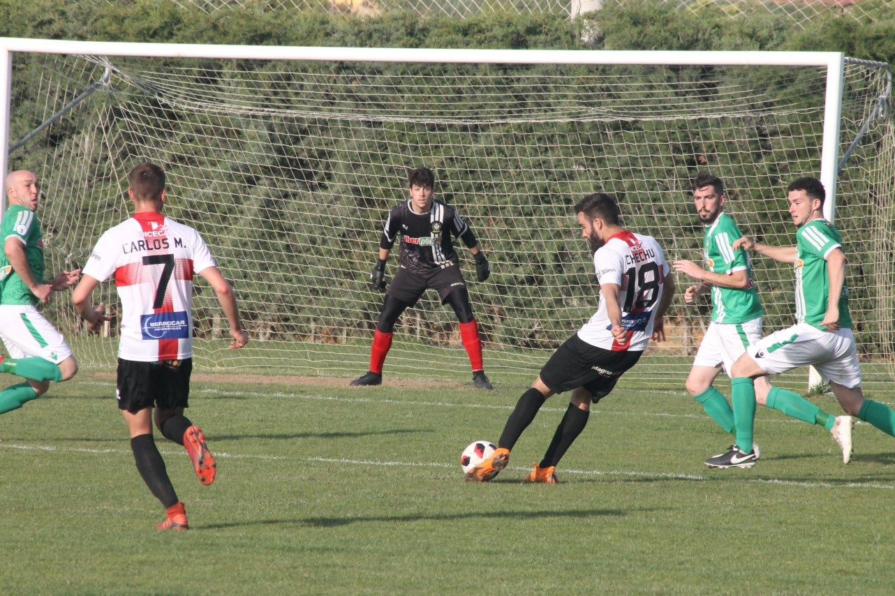 Imágenes del encuentro de la 33ª jornada de liga de la Tercera División disputado en el Municipal de San Roque y que finalizó con 2-1 (14-04-2019)