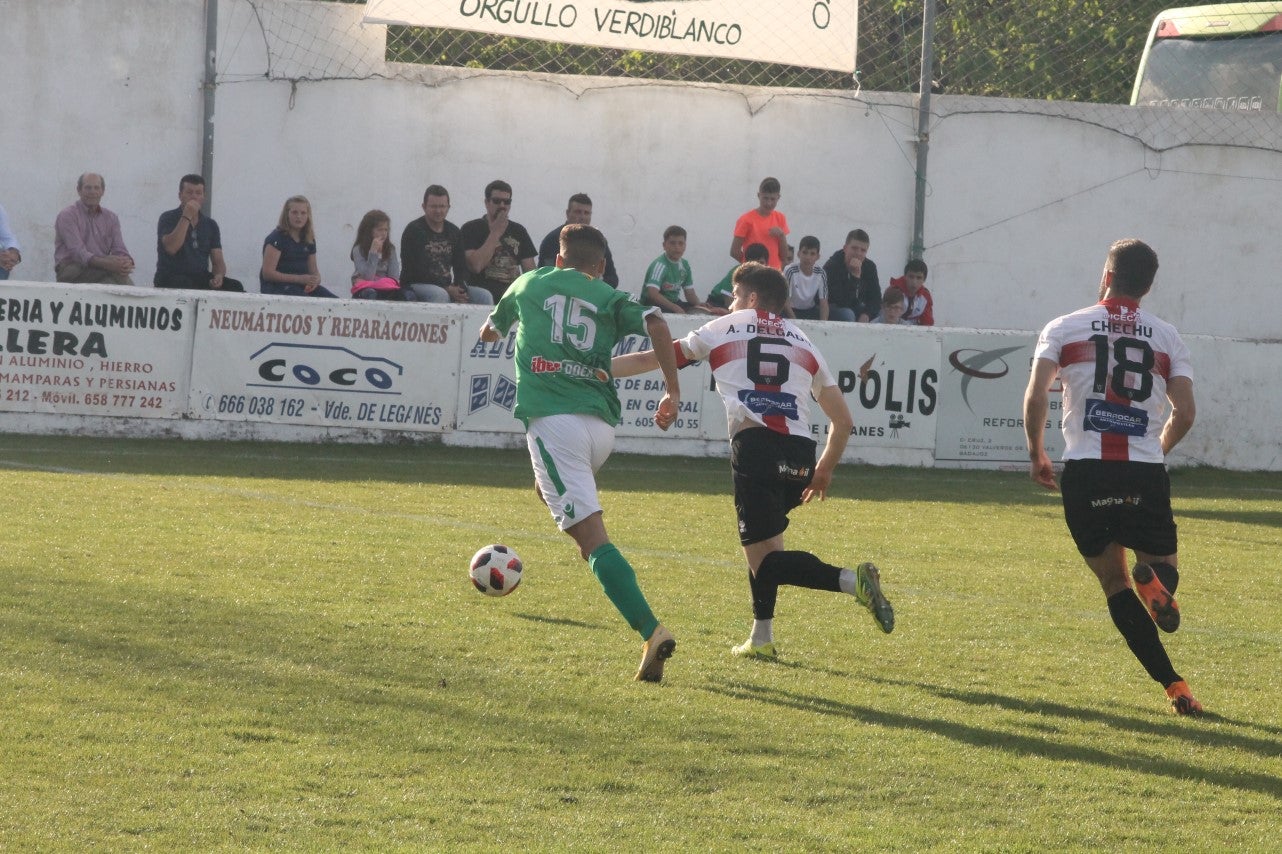 Imágenes del encuentro de la 33ª jornada de liga de la Tercera División disputado en el Municipal de San Roque y que finalizó con 2-1 (14-04-2019)