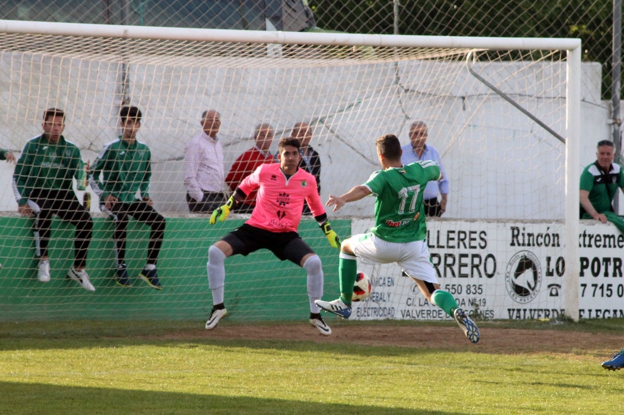 Imágenes del encuentro de la 33ª jornada de liga de la Tercera División disputado en el Municipal de San Roque y que finalizó con 2-1 (14-04-2019)