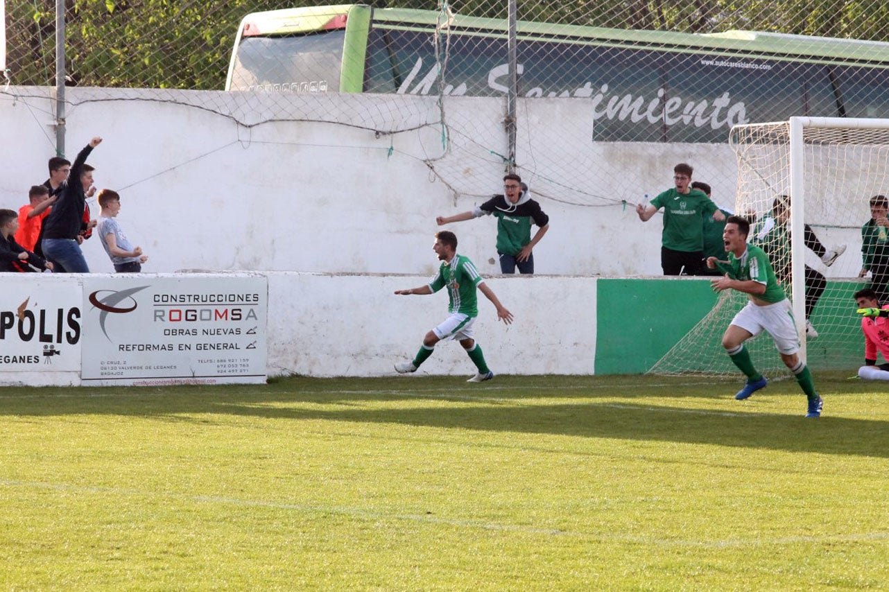 Imágenes del encuentro de la 33ª jornada de liga de la Tercera División disputado en el Municipal de San Roque y que finalizó con 2-1 (14-04-2019)