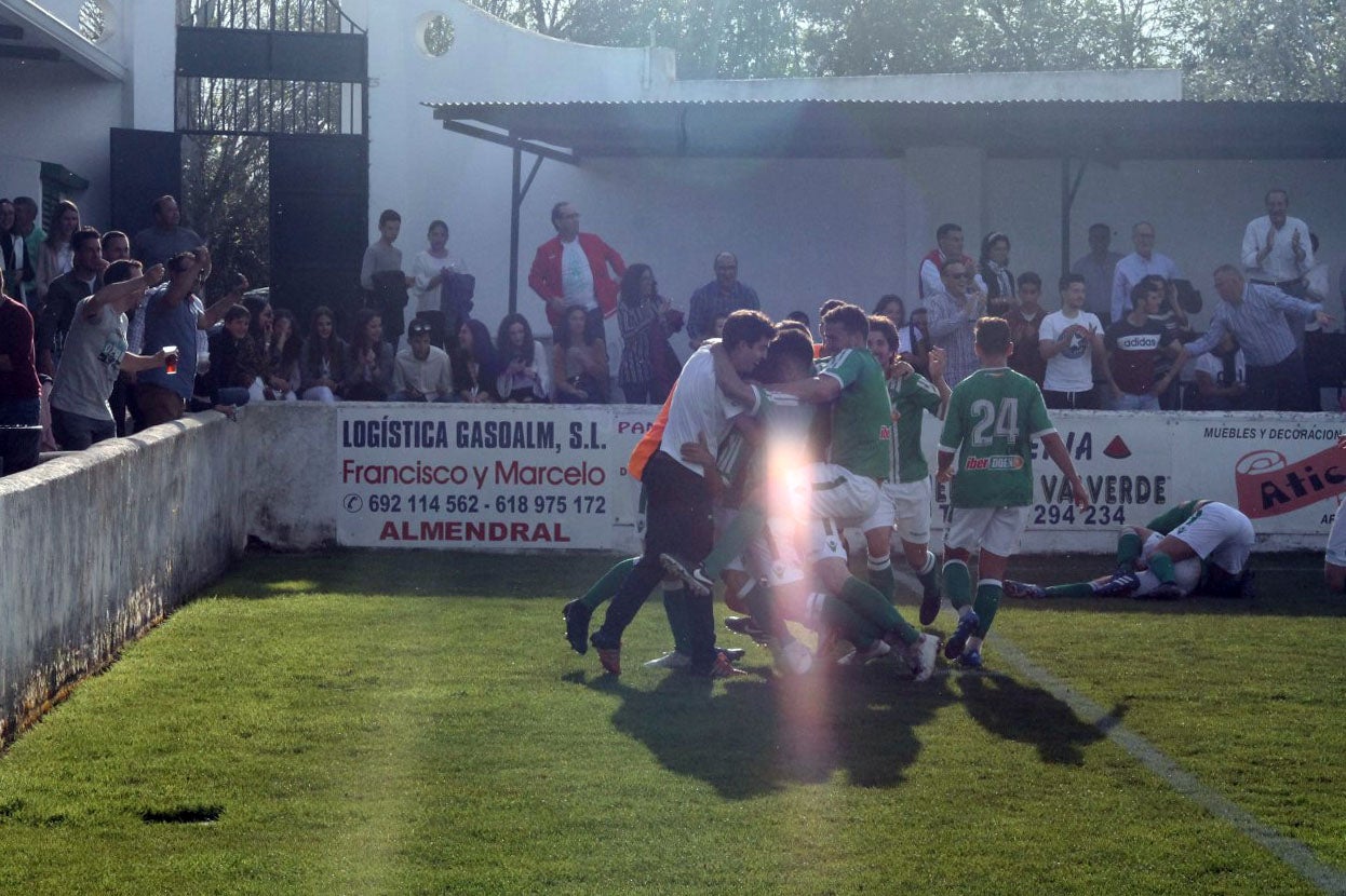 Imágenes del encuentro de la 33ª jornada de liga de la Tercera División disputado en el Municipal de San Roque y que finalizó con 2-1 (14-04-2019)