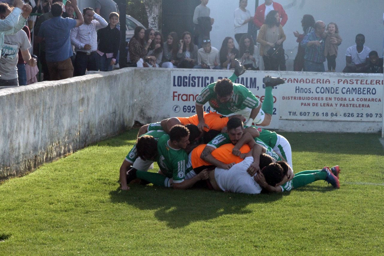Imágenes del encuentro de la 33ª jornada de liga de la Tercera División disputado en el Municipal de San Roque y que finalizó con 2-1 (14-04-2019)