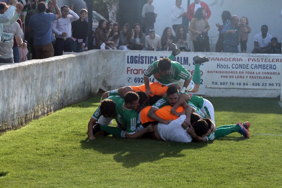 Imágenes del encuentro de la 33ª jornada de liga de la Tercera División disputado en el Municipal de San Roque y que finalizó con 2-1 (14-04-2019)