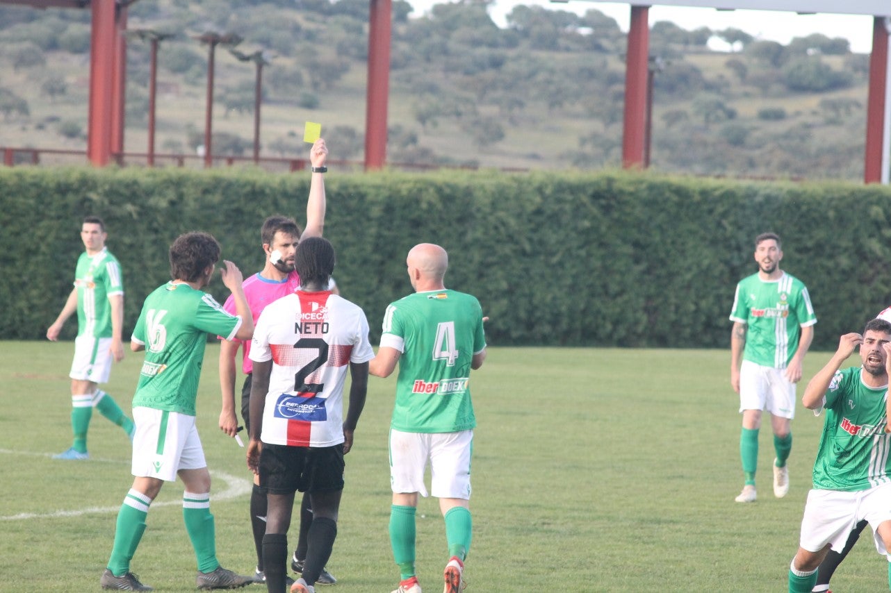 Imágenes del encuentro de la 33ª jornada de liga de la Tercera División disputado en el Municipal de San Roque y que finalizó con 2-1 (14-04-2019)