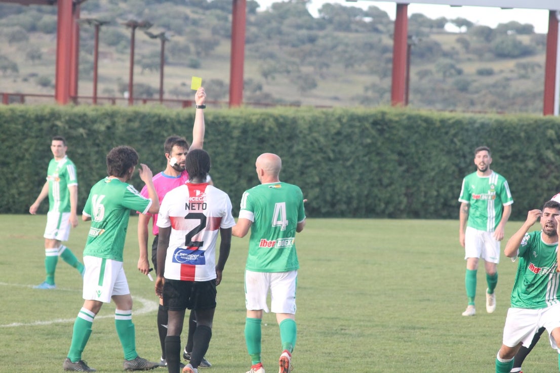 Imágenes del encuentro de la 33ª jornada de liga de la Tercera División disputado en el Municipal de San Roque y que finalizó con 2-1 (14-04-2019)