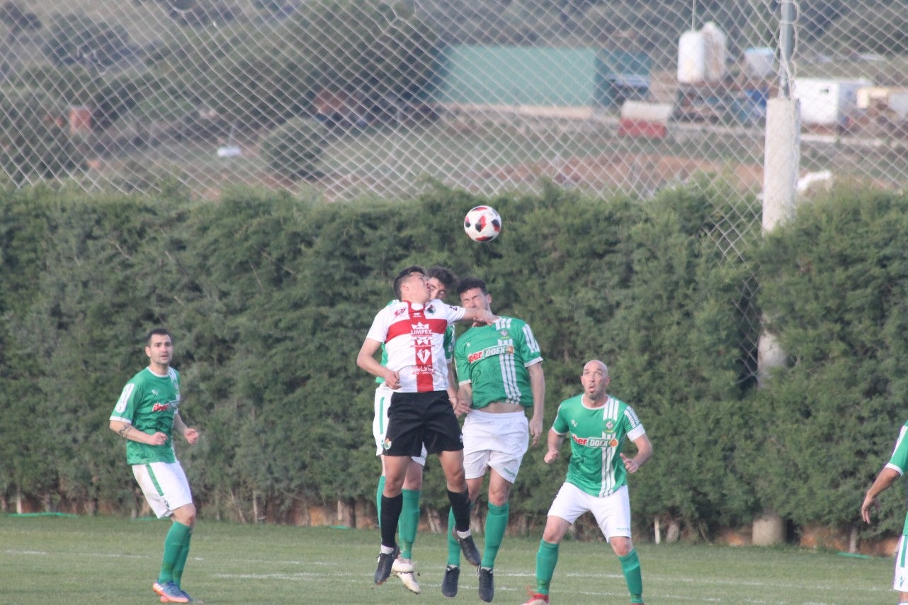 Imágenes del encuentro de la 33ª jornada de liga de la Tercera División disputado en el Municipal de San Roque y que finalizó con 2-1 (14-04-2019)