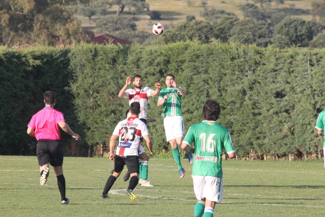 Imágenes del encuentro de la 33ª jornada de liga de la Tercera División disputado en el Municipal de San Roque y que finalizó con 2-1 (14-04-2019)
