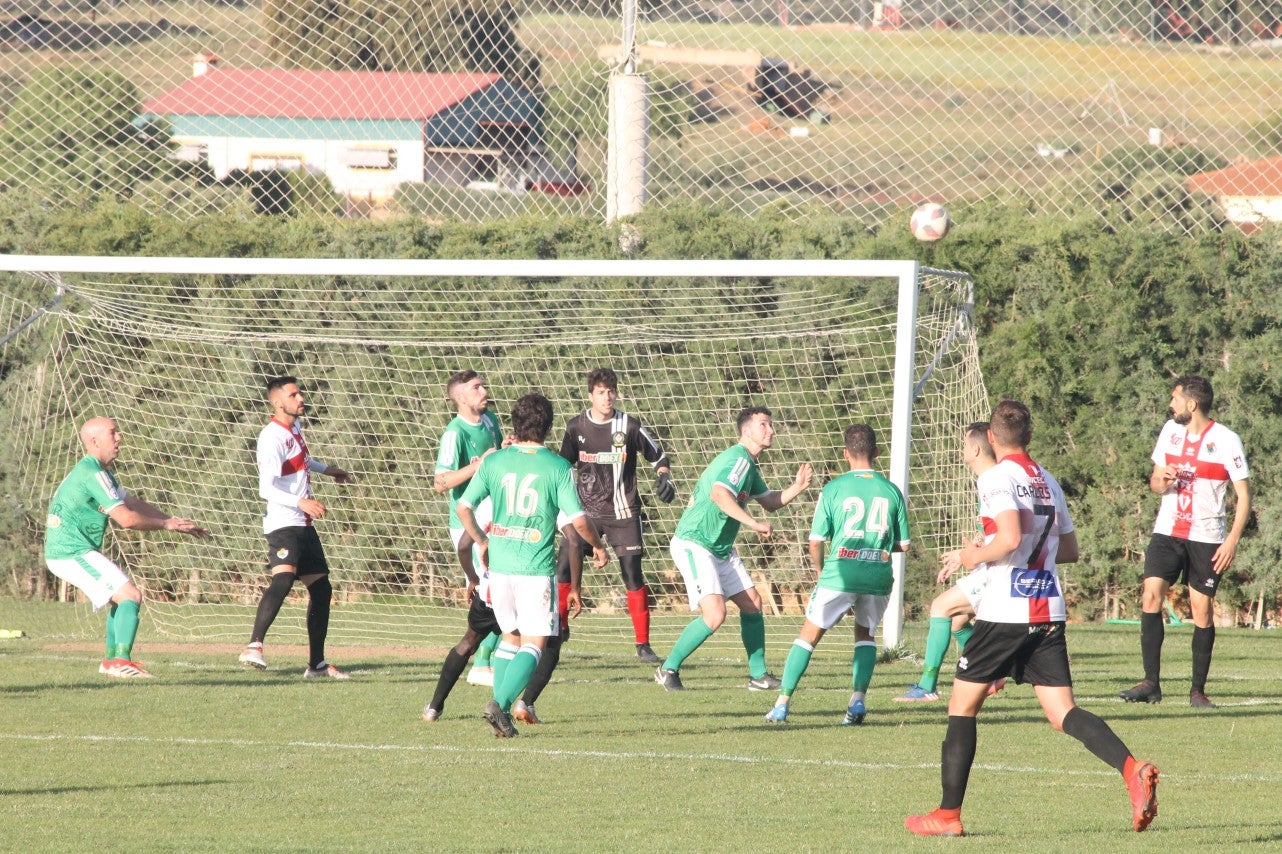 Imágenes del encuentro de la 33ª jornada de liga de la Tercera División disputado en el Municipal de San Roque y que finalizó con 2-1 (14-04-2019)