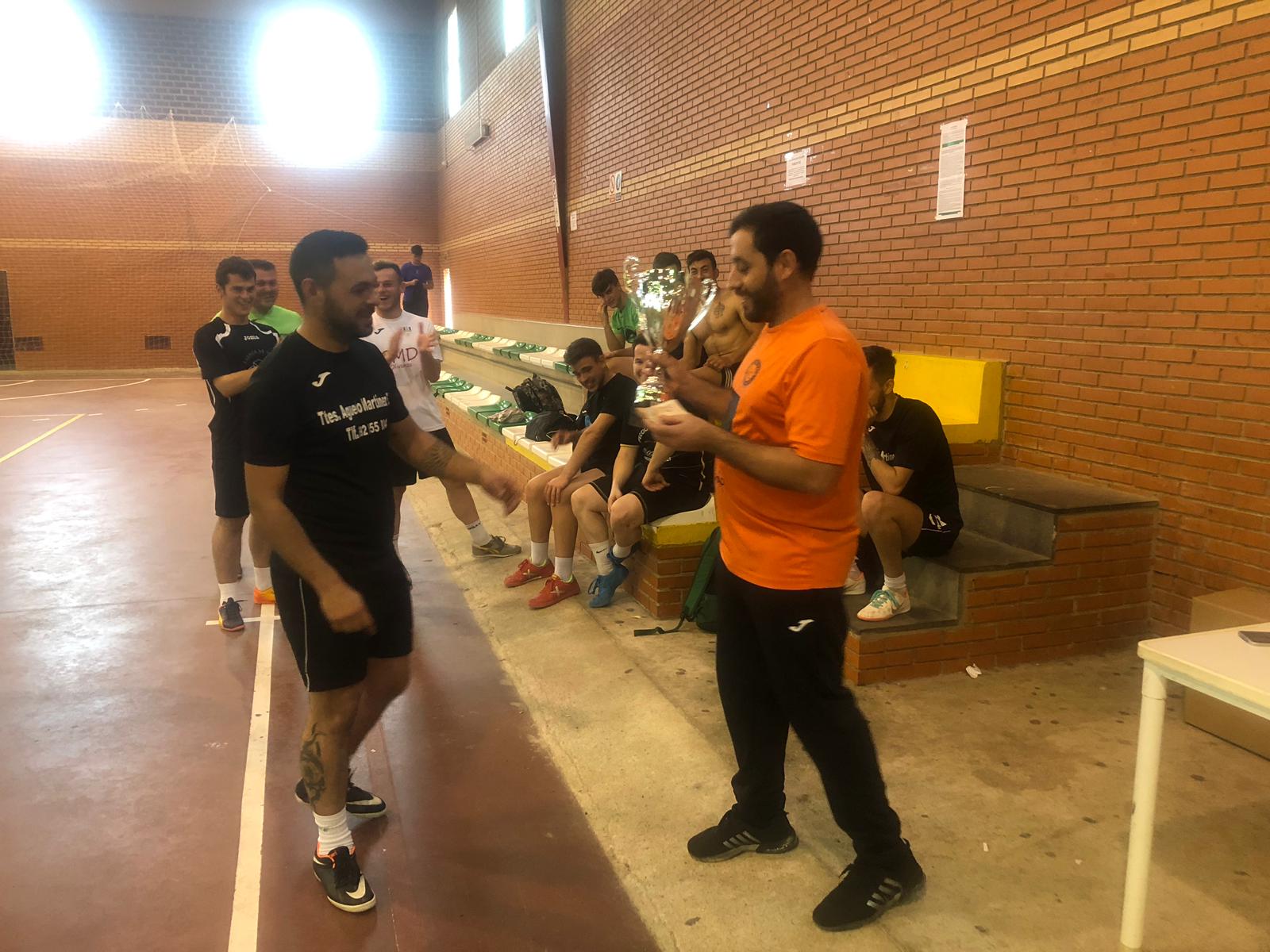 Algunas imágenes de la clausura y la entrega de trofeos de la liga de fútbol sala (13-04-2019)