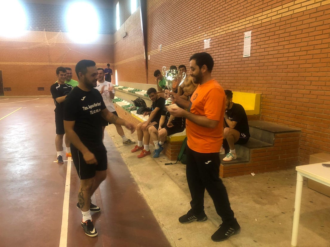 Algunas imágenes de la clausura y la entrega de trofeos de la liga de fútbol sala (13-04-2019)