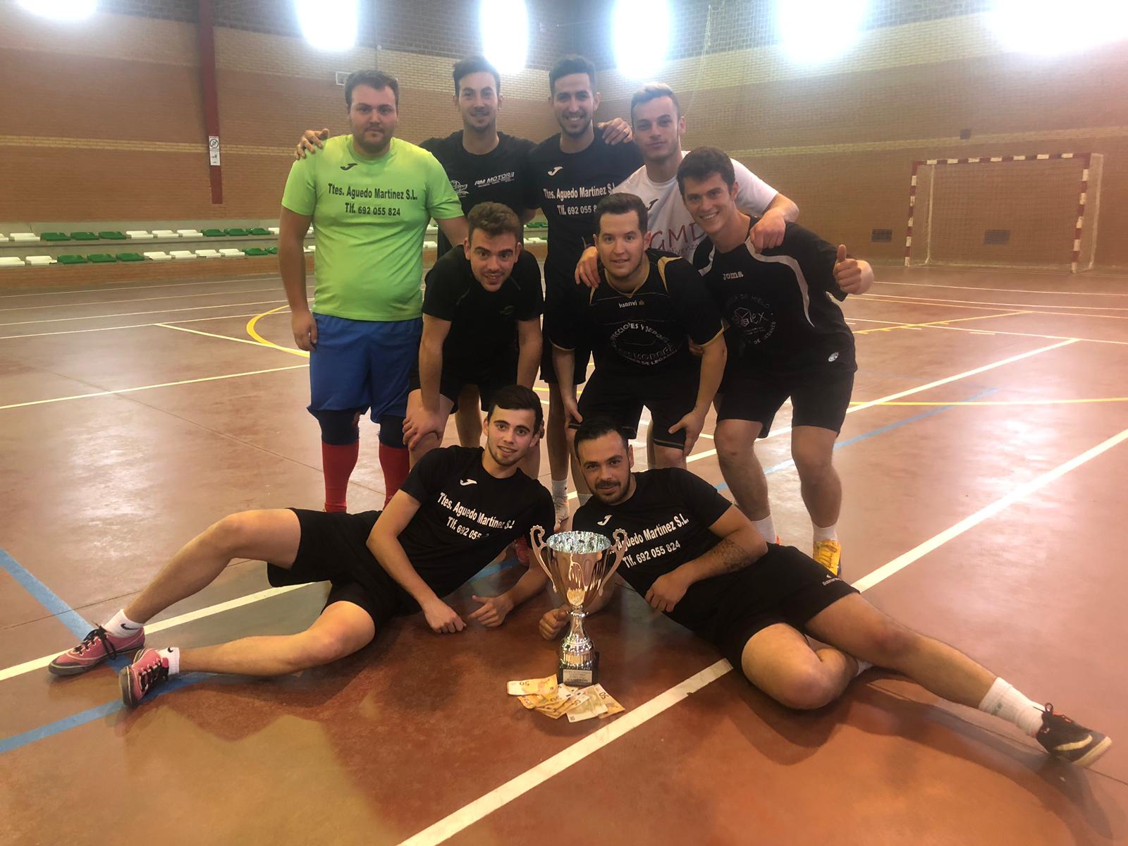 Algunas imágenes de la clausura y la entrega de trofeos de la liga de fútbol sala (13-04-2019)