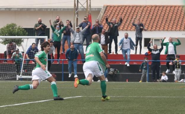 Celebración del gol de Aitor que daba el punto a su equipo