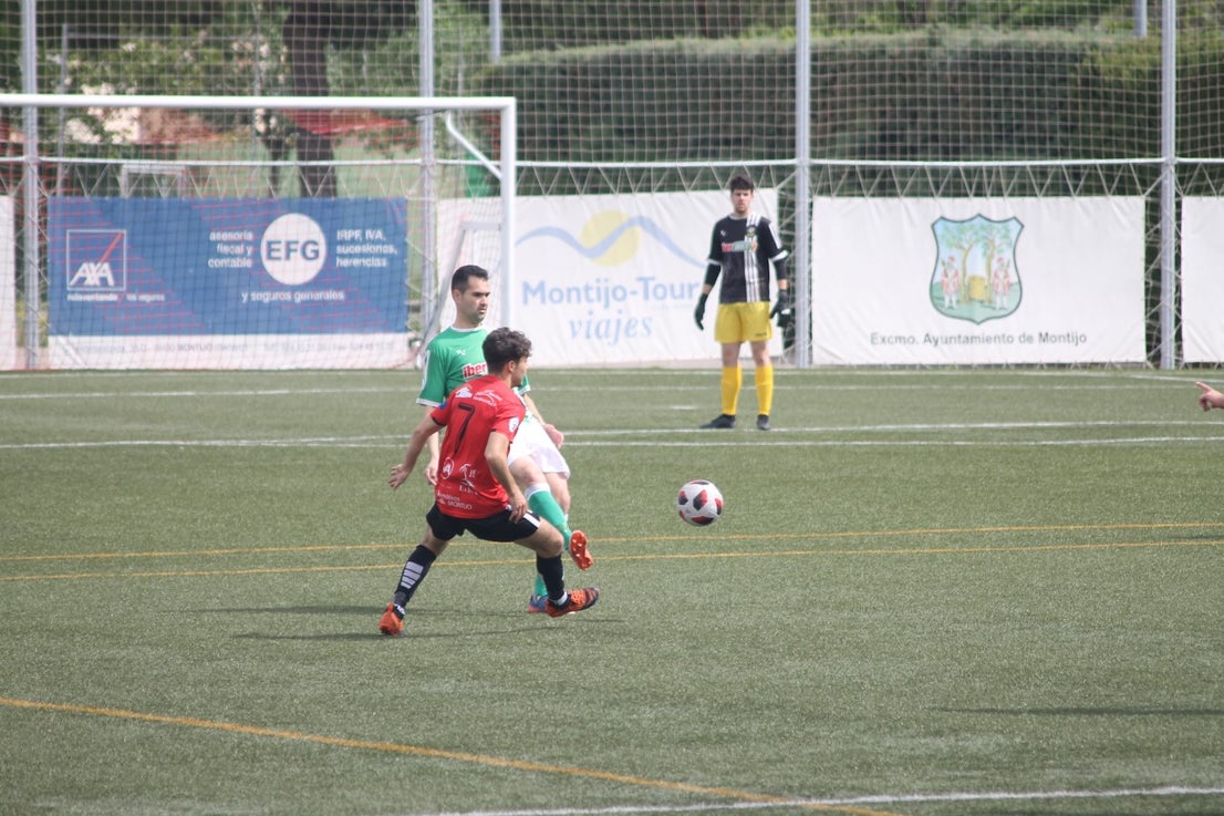 Algunas imágenes del encuentro de la 34ª jornada de Tercera División disputado en Montijo, y que finalizó con empate a uno (18-04-2019)