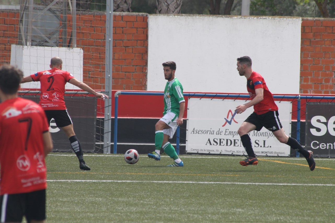 Algunas imágenes del encuentro de la 34ª jornada de Tercera División disputado en Montijo, y que finalizó con empate a uno (18-04-2019)