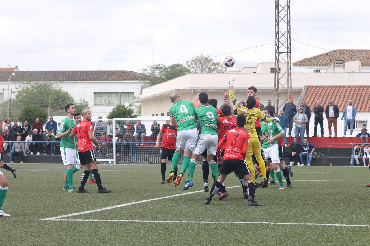 Algunas imágenes del encuentro de la 34ª jornada de Tercera División disputado en Montijo, y que finalizó con empate a uno (18-04-2019)