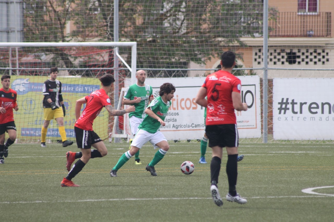 Algunas imágenes del encuentro de la 34ª jornada de Tercera División disputado en Montijo, y que finalizó con empate a uno (18-04-2019)
