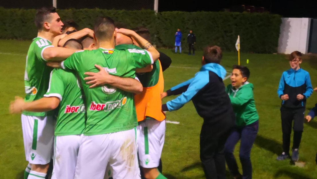 Imágenes del encuentro de la 35ª jornada de liga en Tercera División disputado en el Municipal de San Roque y que finalizó 2-1
