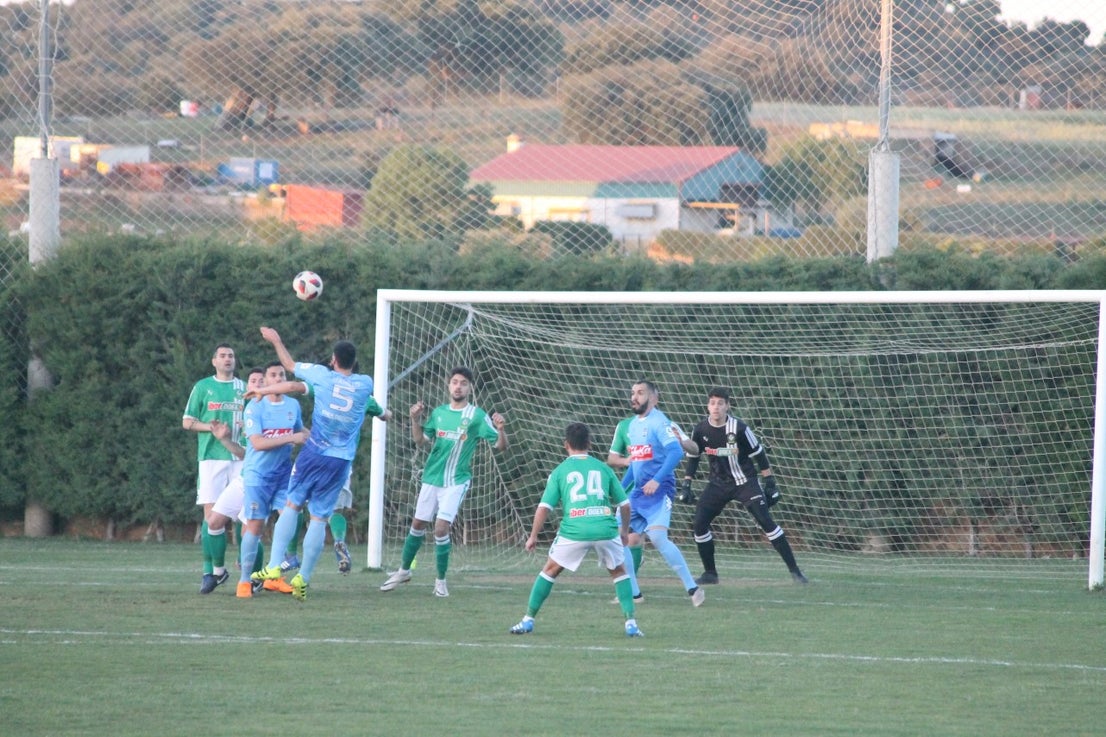 Imágenes del encuentro de la 35ª jornada de liga en Tercera División disputado en el Municipal de San Roque y que finalizó 2-1