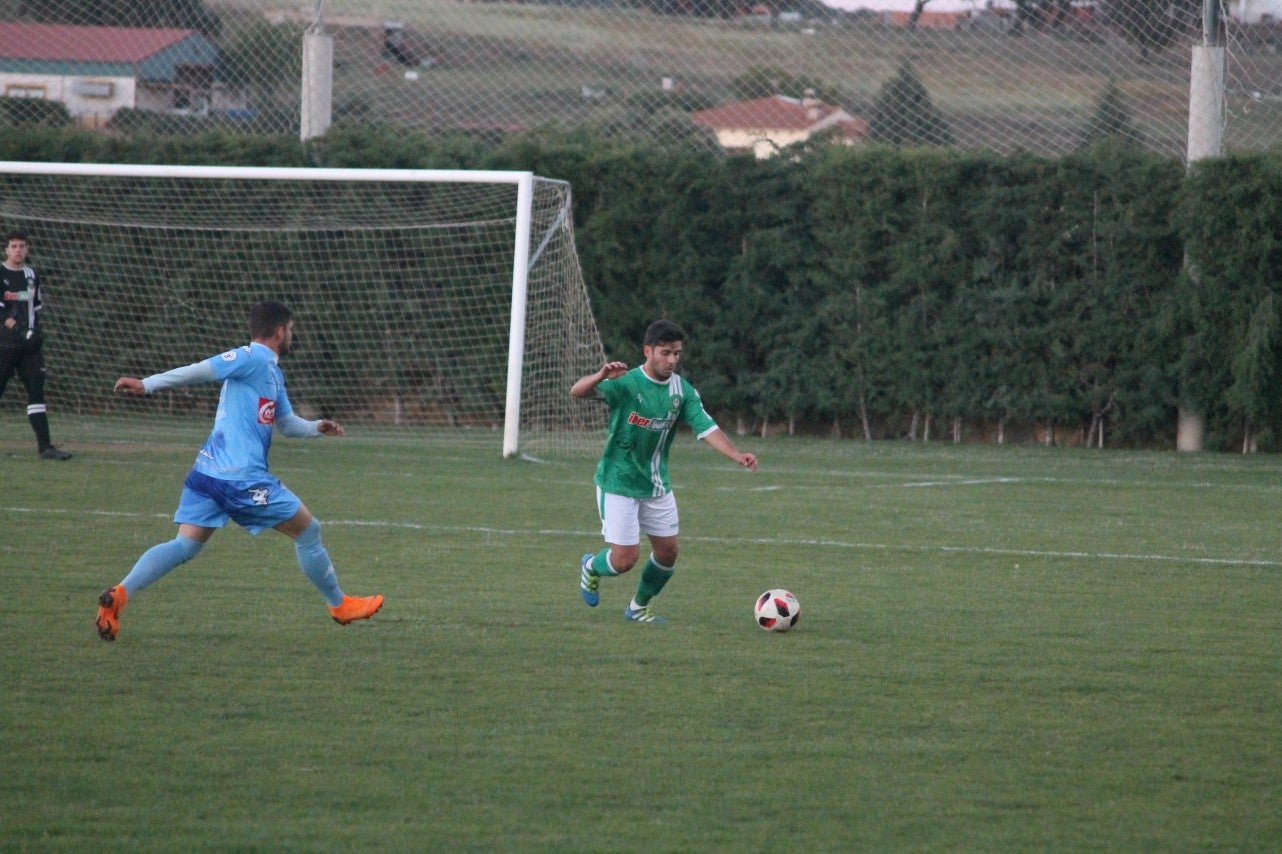 Imágenes del encuentro de la 35ª jornada de liga en Tercera División disputado en el Municipal de San Roque y que finalizó 2-1