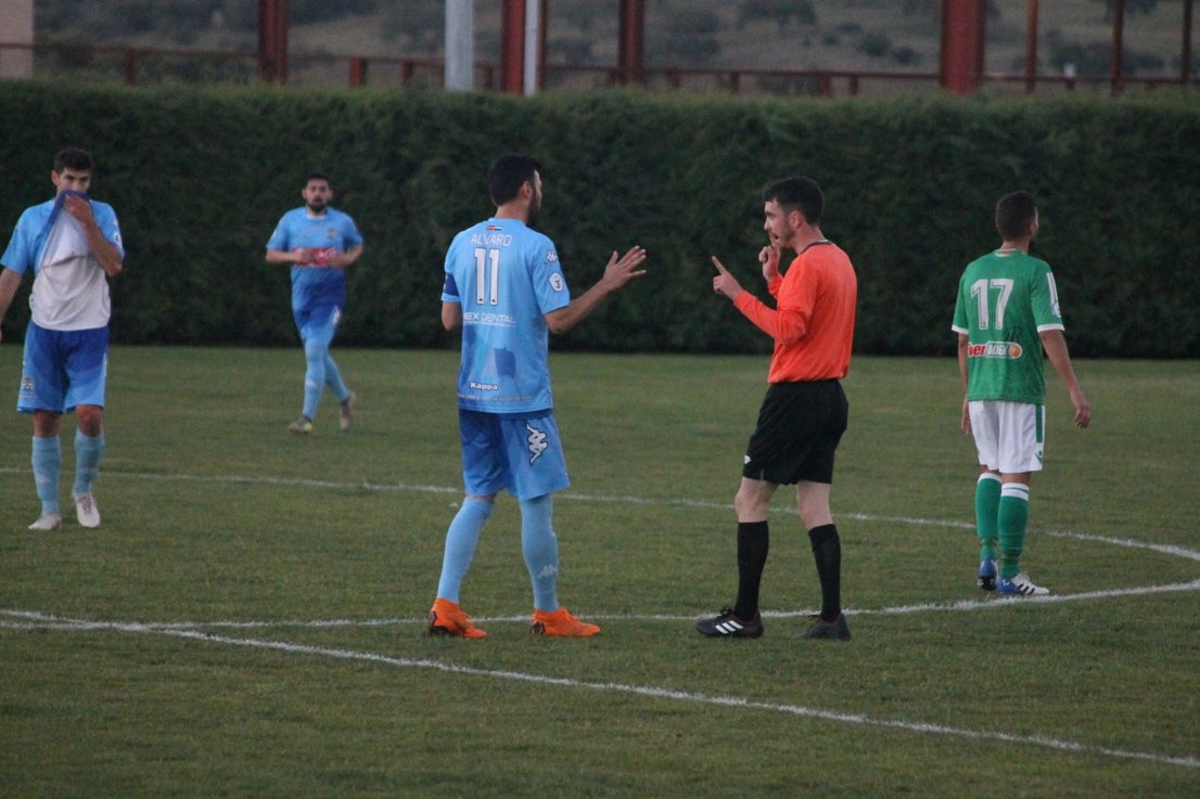 Imágenes del encuentro de la 35ª jornada de liga en Tercera División disputado en el Municipal de San Roque y que finalizó 2-1