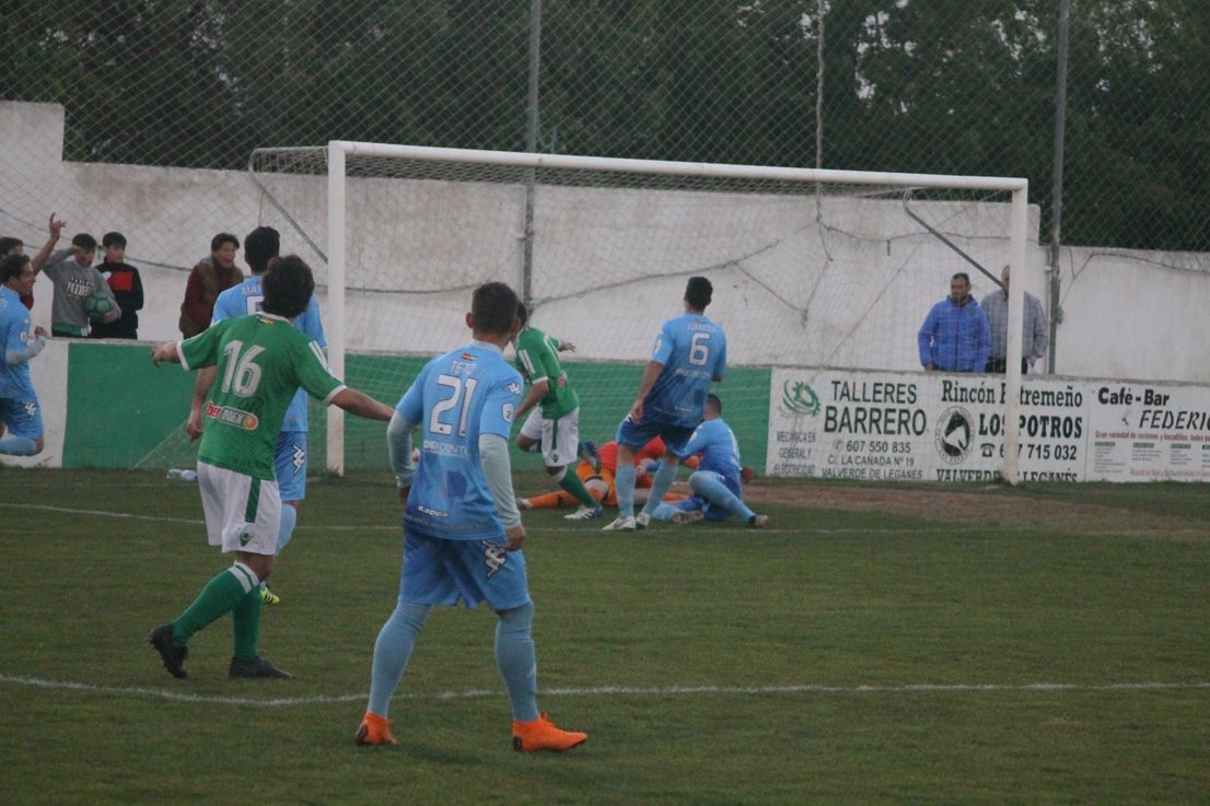 Imágenes del encuentro de la 35ª jornada de liga en Tercera División disputado en el Municipal de San Roque y que finalizó 2-1
