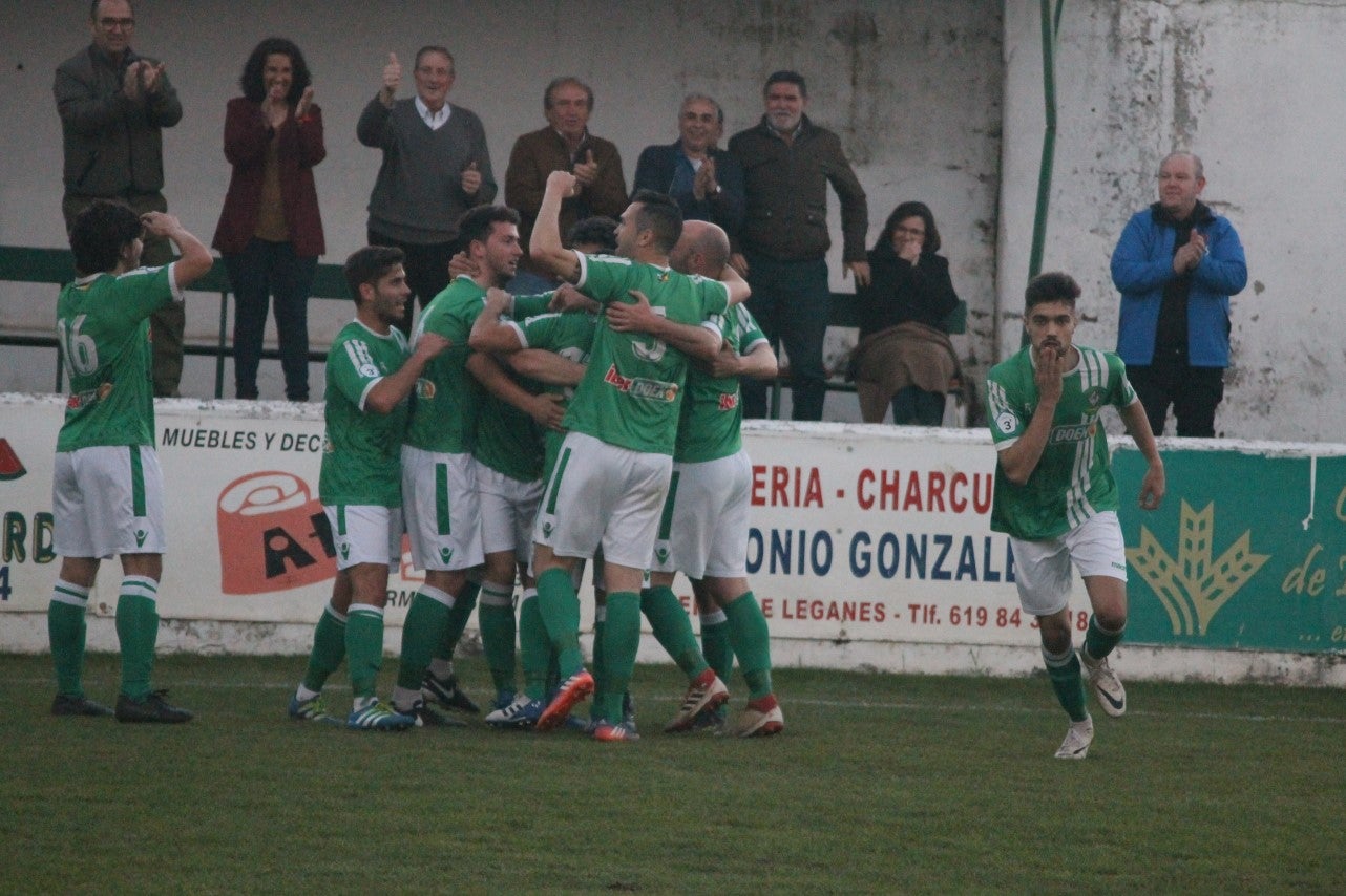 Imágenes del encuentro de la 35ª jornada de liga en Tercera División disputado en el Municipal de San Roque y que finalizó 2-1