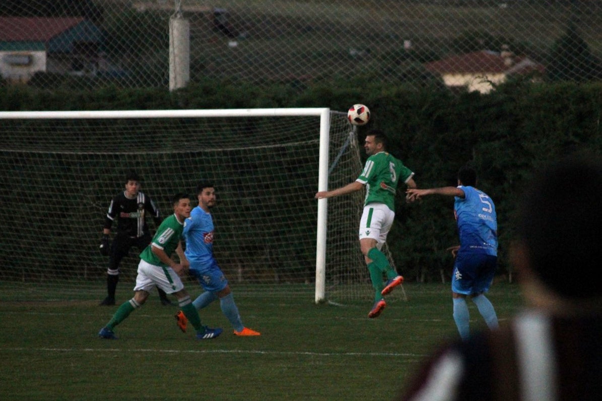 Imágenes del encuentro de la 35ª jornada de liga en Tercera División disputado en el Municipal de San Roque y que finalizó 2-1