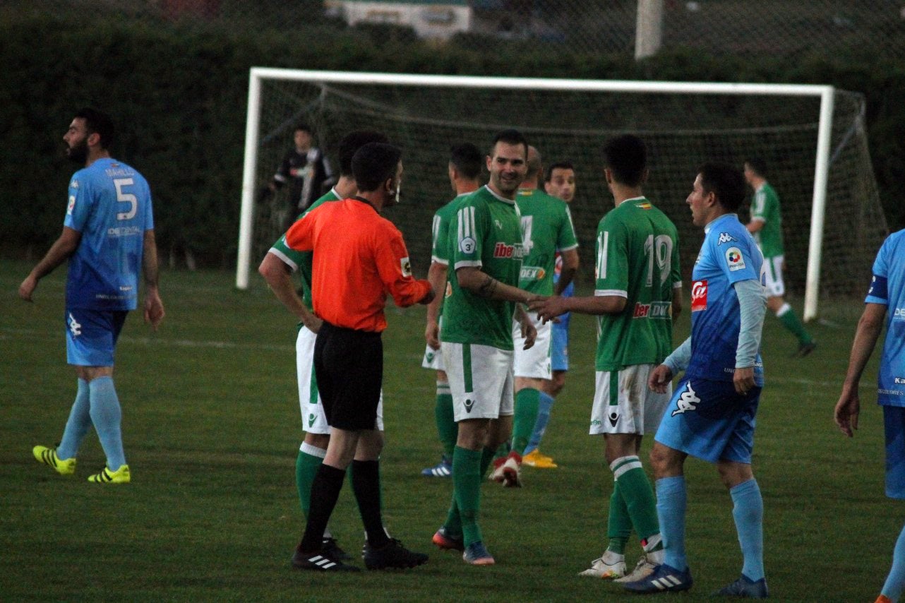 Imágenes del encuentro de la 35ª jornada de liga en Tercera División disputado en el Municipal de San Roque y que finalizó 2-1