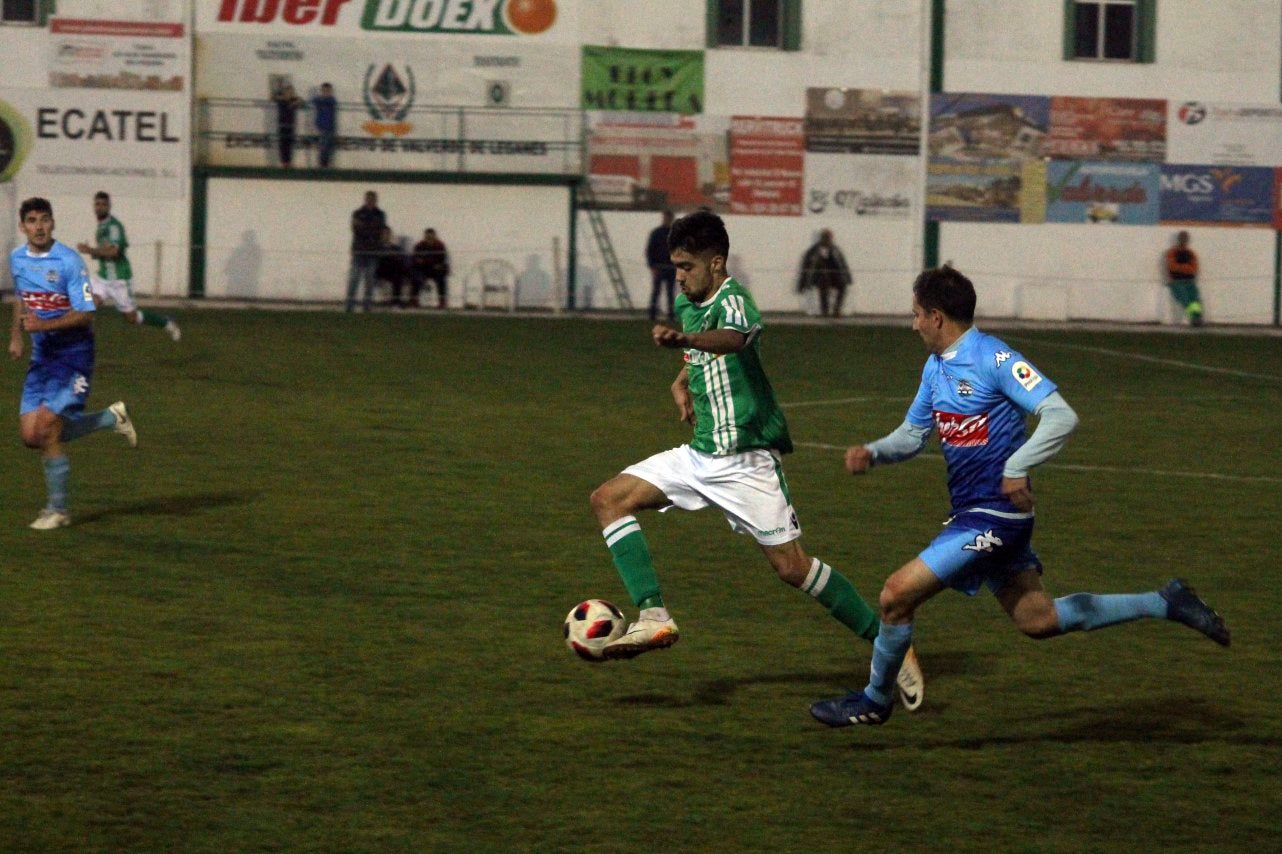 Imágenes del encuentro de la 35ª jornada de liga en Tercera División disputado en el Municipal de San Roque y que finalizó 2-1