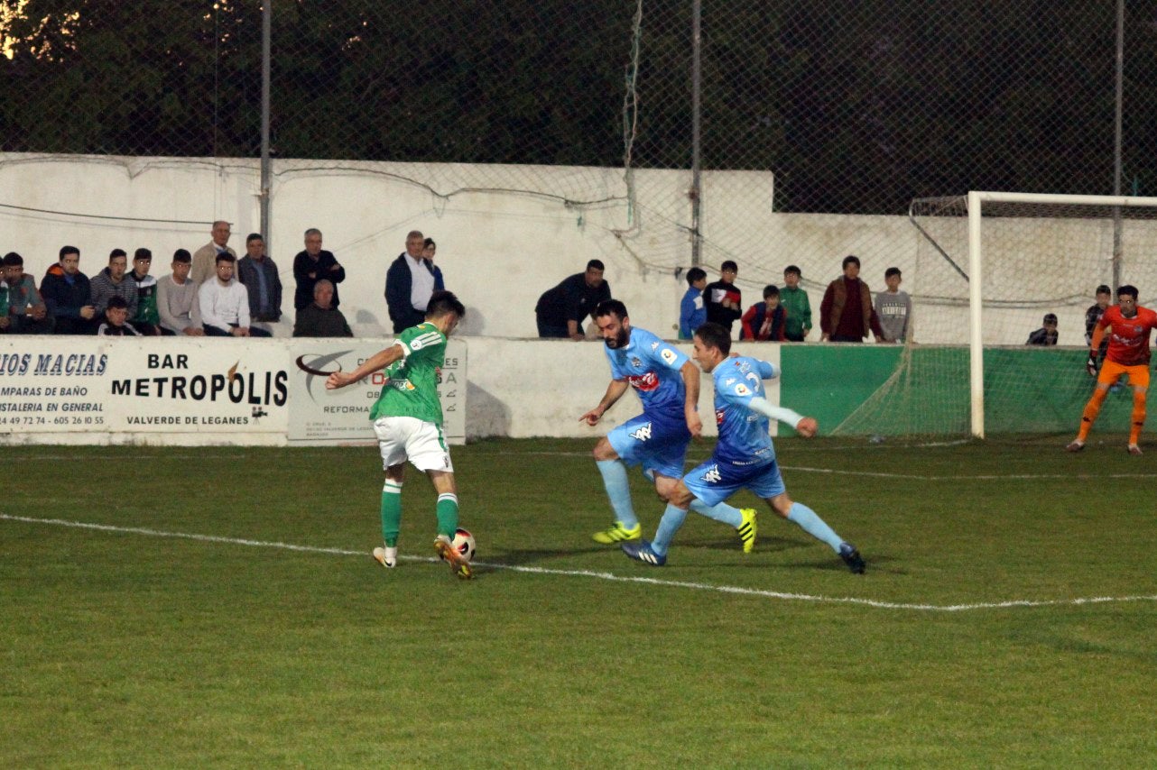 Imágenes del encuentro de la 35ª jornada de liga en Tercera División disputado en el Municipal de San Roque y que finalizó 2-1