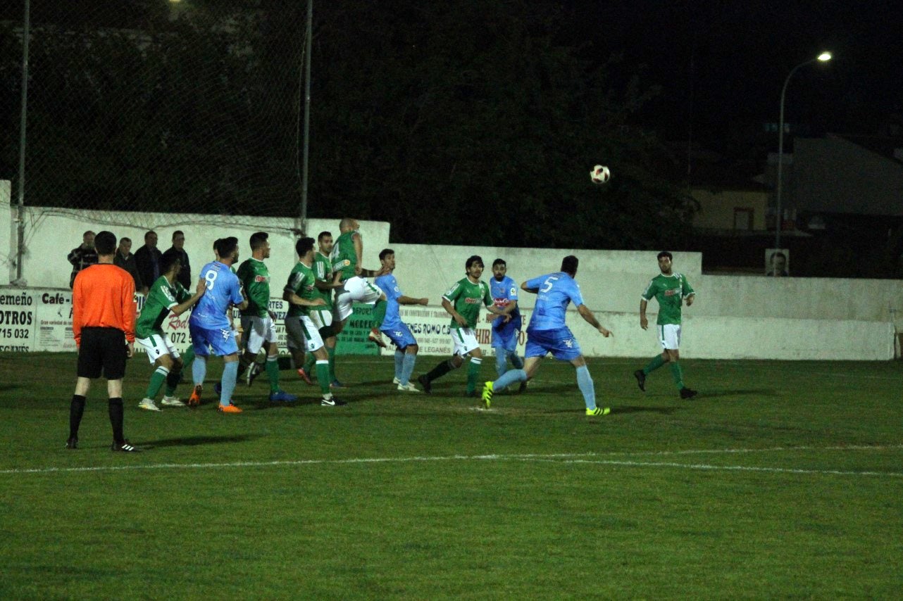 Imágenes del encuentro de la 35ª jornada de liga en Tercera División disputado en el Municipal de San Roque y que finalizó 2-1