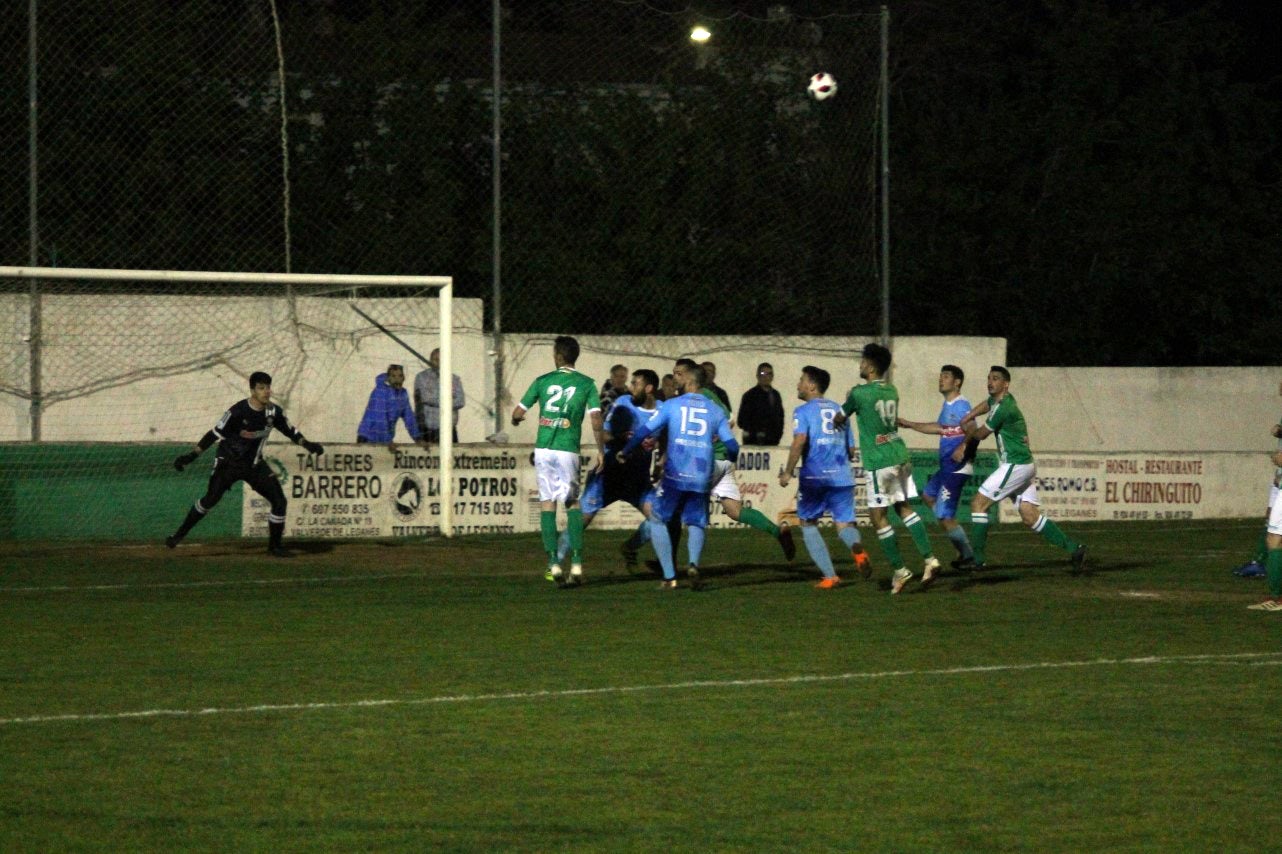 Imágenes del encuentro de la 35ª jornada de liga en Tercera División disputado en el Municipal de San Roque y que finalizó 2-1