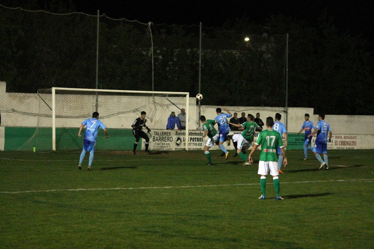 Imágenes del encuentro de la 35ª jornada de liga en Tercera División disputado en el Municipal de San Roque y que finalizó 2-1