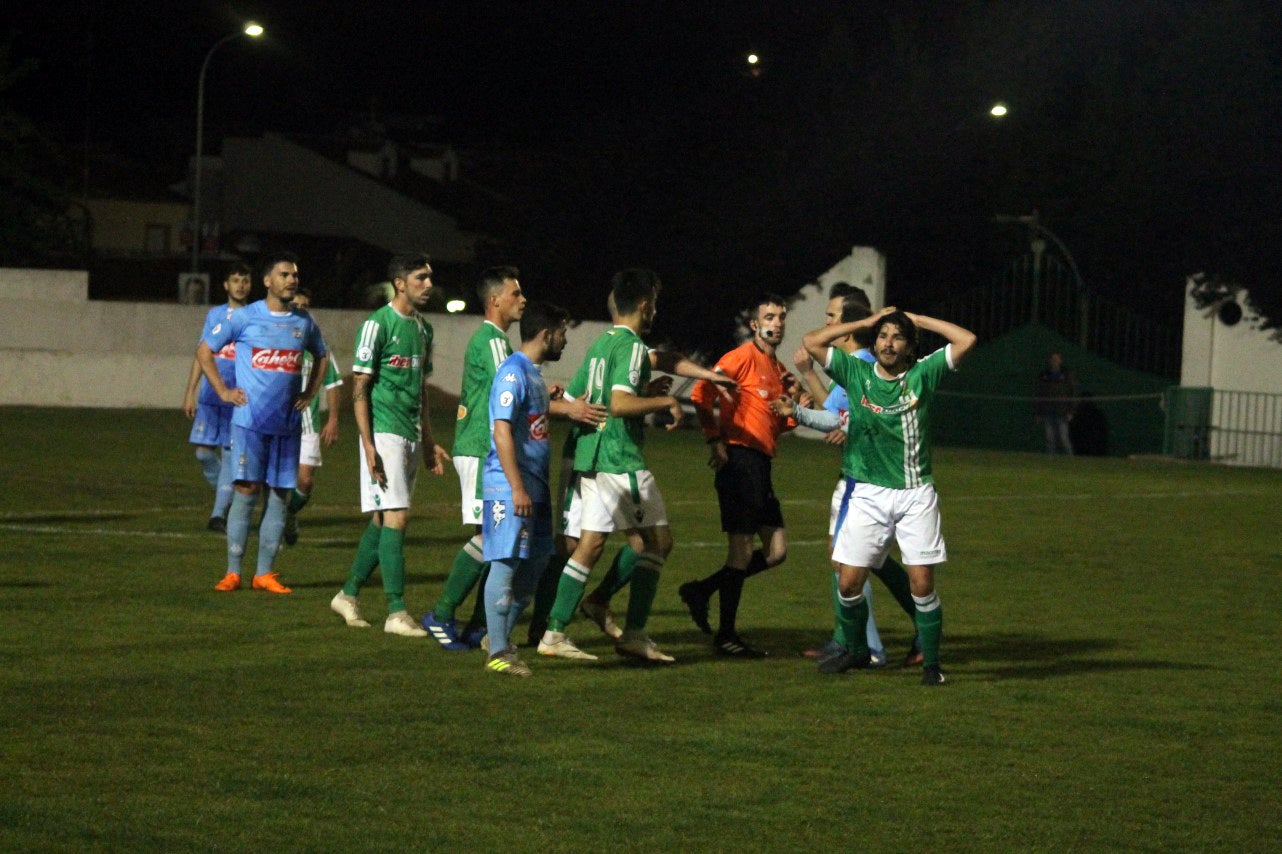 Imágenes del encuentro de la 35ª jornada de liga en Tercera División disputado en el Municipal de San Roque y que finalizó 2-1
