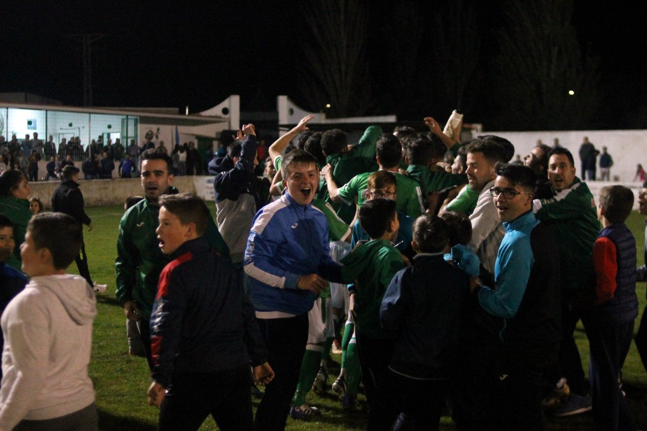 Imágenes del encuentro de la 35ª jornada de liga en Tercera División disputado en el Municipal de San Roque y que finalizó 2-1