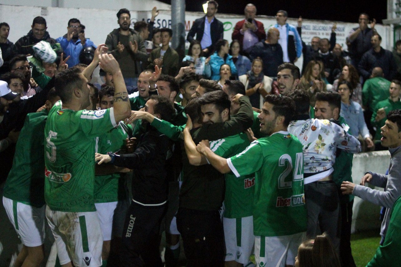 Imágenes del encuentro de la 35ª jornada de liga en Tercera División disputado en el Municipal de San Roque y que finalizó 2-1