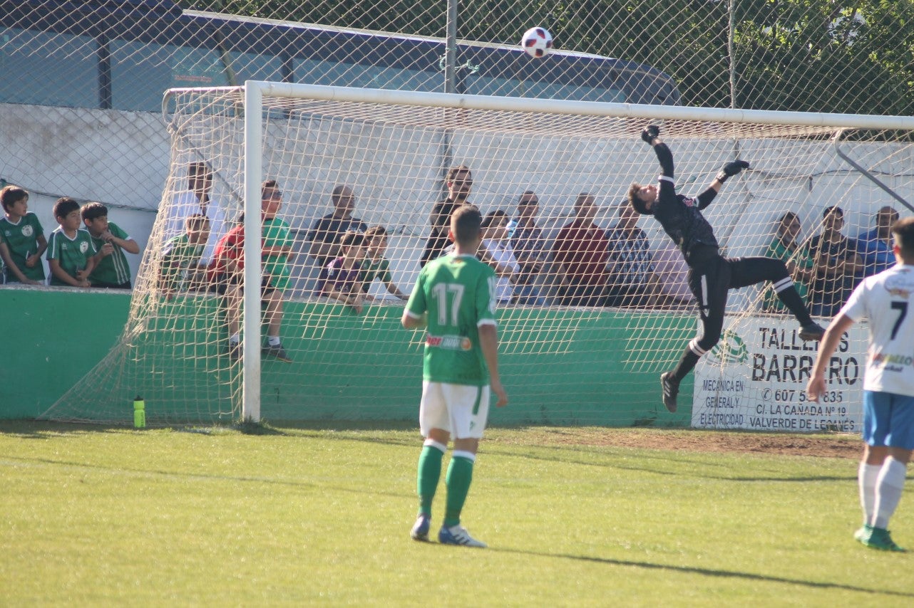 Imágenes del encuentro de la 37ª jornada de liga de Tercera División disputado en el Municipal de San Roque y que terminó 0-2 (12-05-2019)