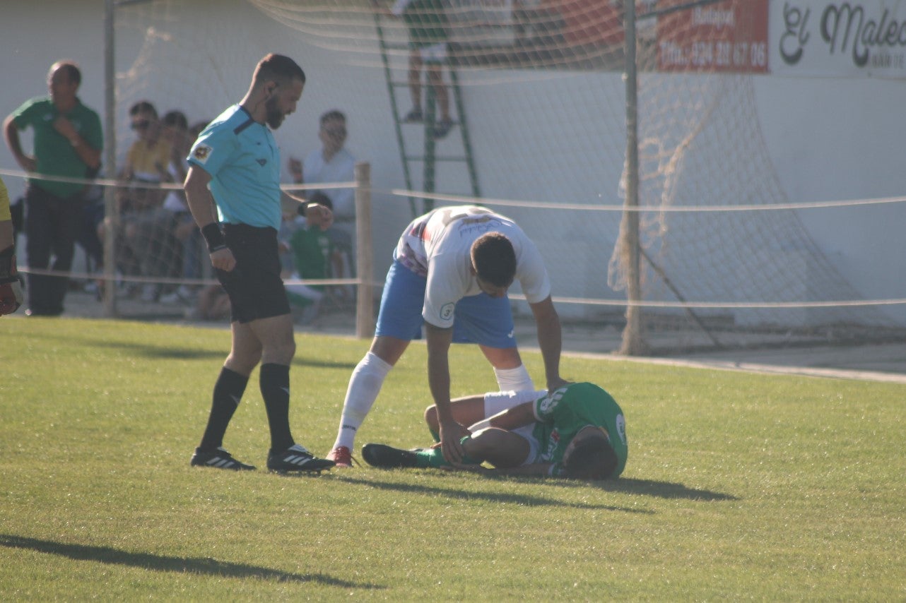 Imágenes del encuentro de la 37ª jornada de liga de Tercera División disputado en el Municipal de San Roque y que terminó 0-2 (12-05-2019)