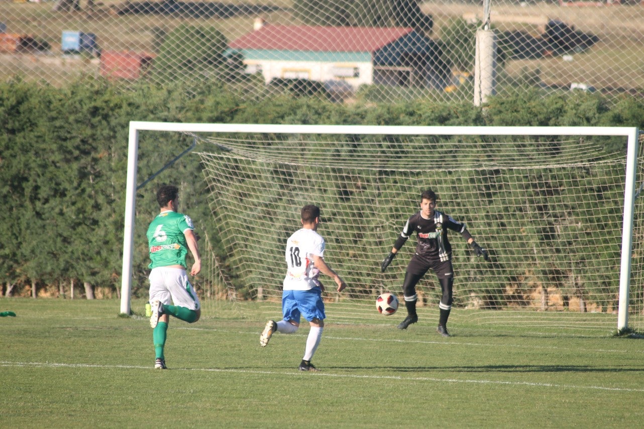Imágenes del encuentro de la 37ª jornada de liga de Tercera División disputado en el Municipal de San Roque y que terminó 0-2 (12-05-2019)