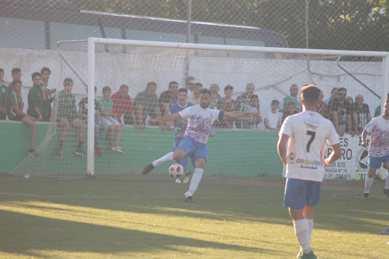 Imágenes del encuentro de la 37ª jornada de liga de Tercera División disputado en el Municipal de San Roque y que terminó 0-2 (12-05-2019)