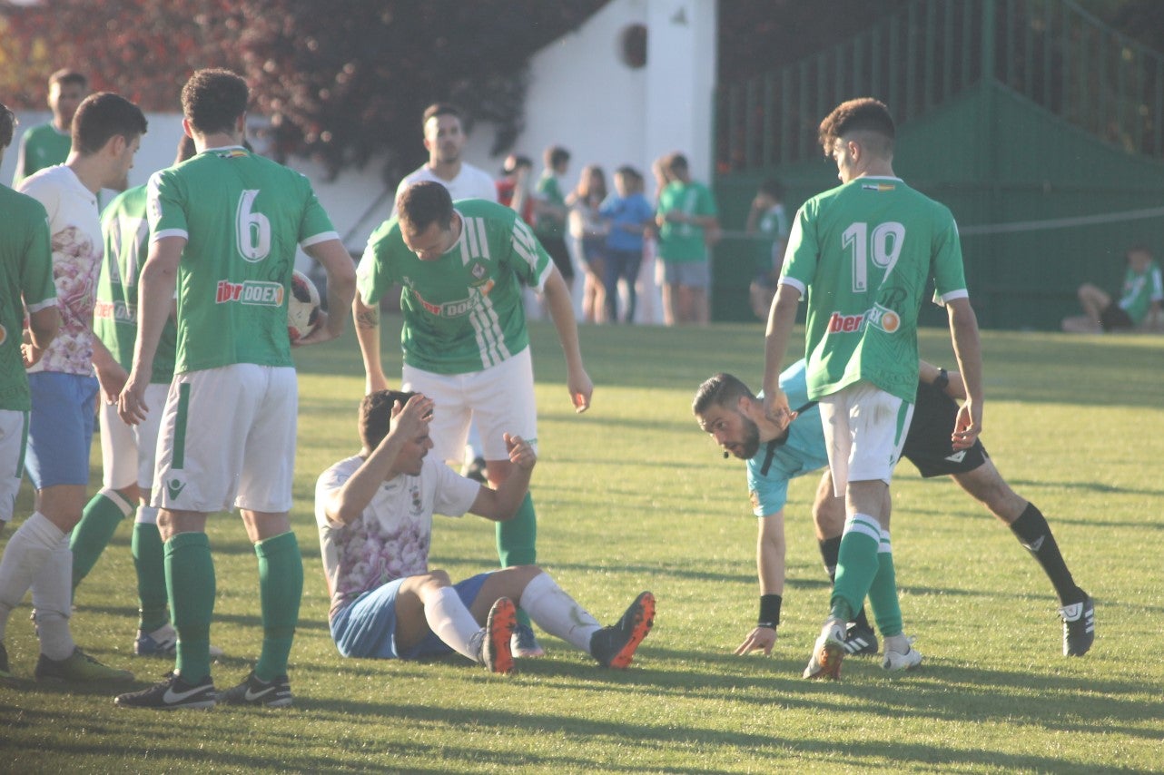 Imágenes del encuentro de la 37ª jornada de liga de Tercera División disputado en el Municipal de San Roque y que terminó 0-2 (12-05-2019)