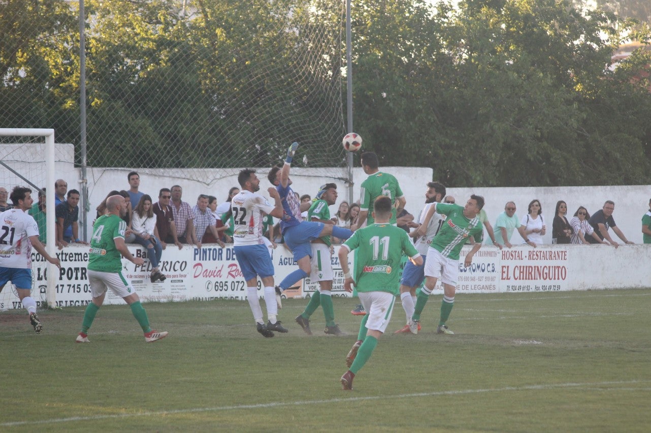 Imágenes del encuentro de la 37ª jornada de liga de Tercera División disputado en el Municipal de San Roque y que terminó 0-2 (12-05-2019)
