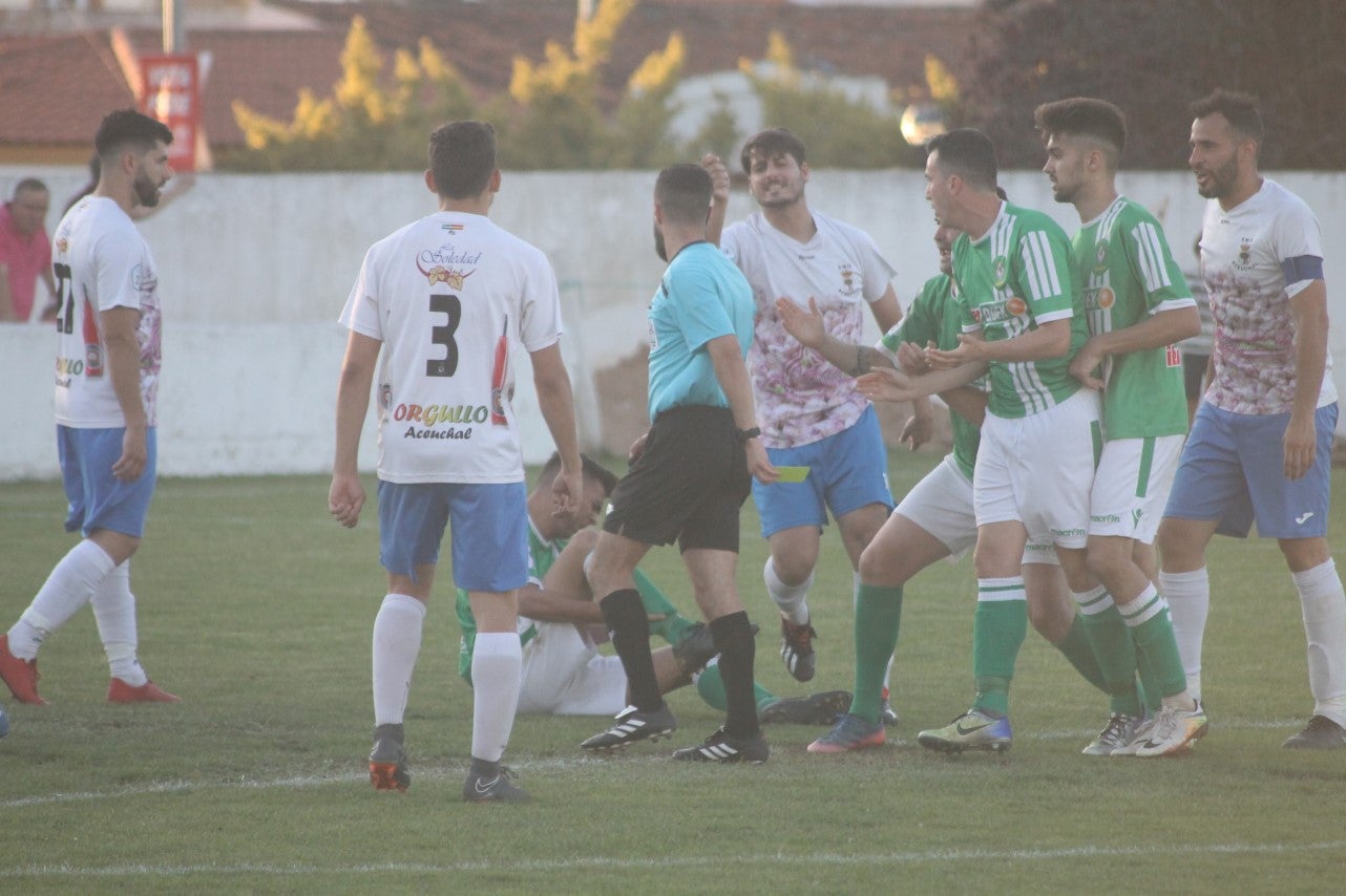 Imágenes del encuentro de la 37ª jornada de liga de Tercera División disputado en el Municipal de San Roque y que terminó 0-2 (12-05-2019)