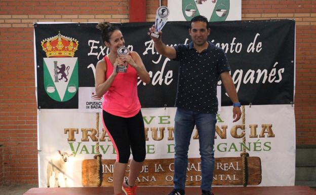 Rosa González, unica participante valverdeña, e Isaías Andura, primer clasificado local