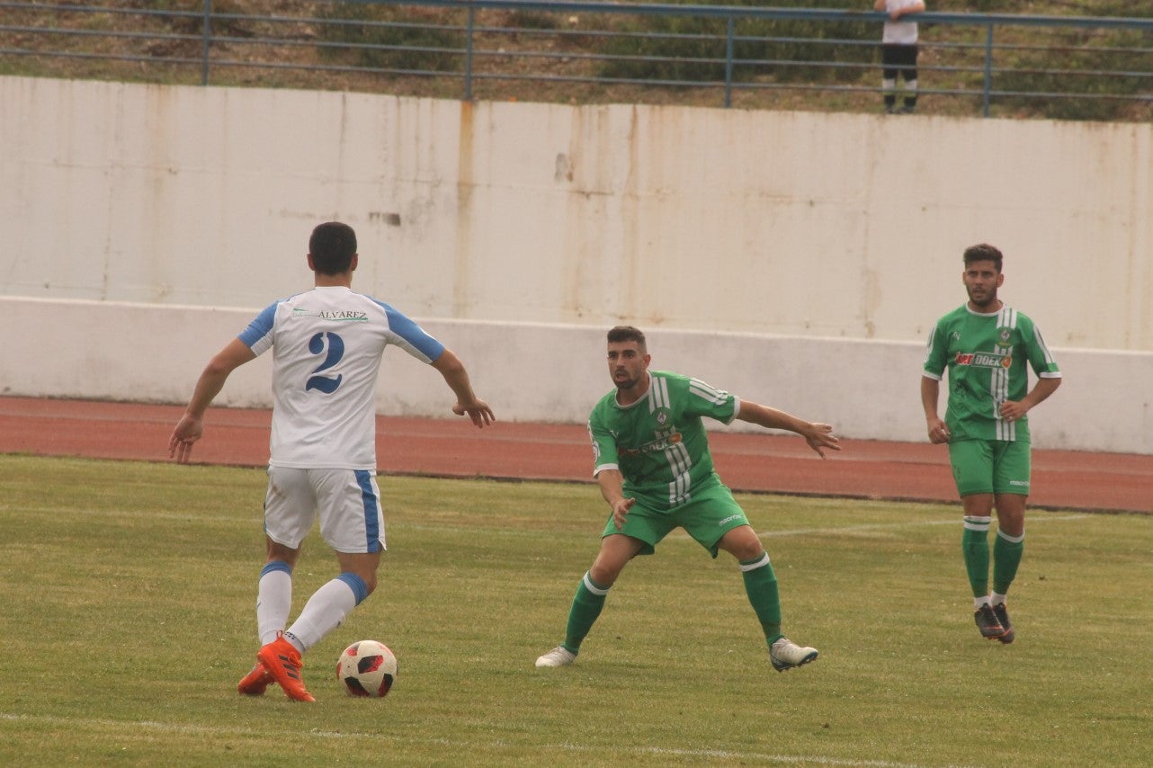 Algunas imágenes del último encuentro de liga de Tercera División disputado en la Ciudad Deportiva de Olivenza y que acabó 3-1 (19-05-2019)