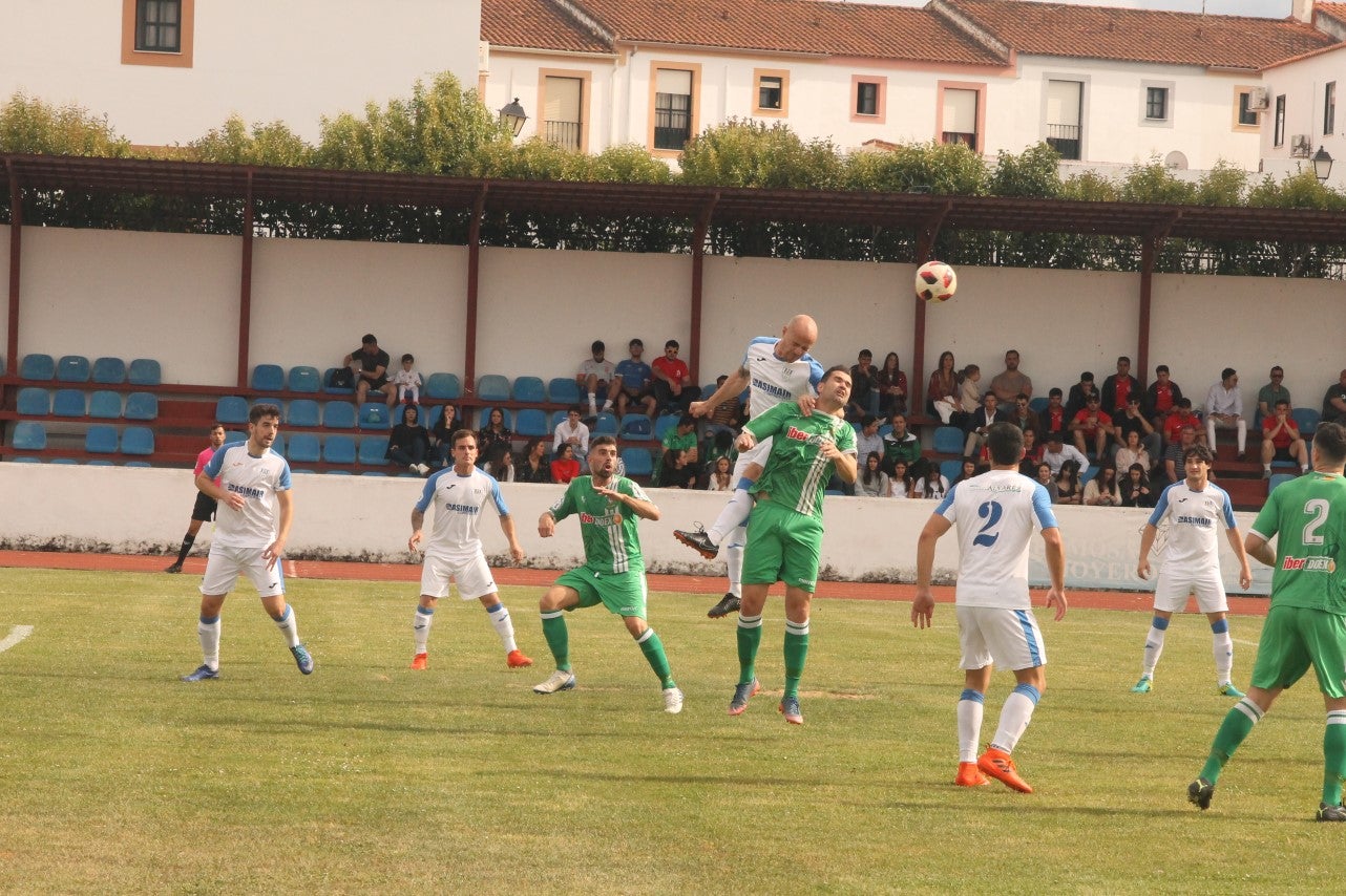 Algunas imágenes del último encuentro de liga de Tercera División disputado en la Ciudad Deportiva de Olivenza y que acabó 3-1 (19-05-2019)