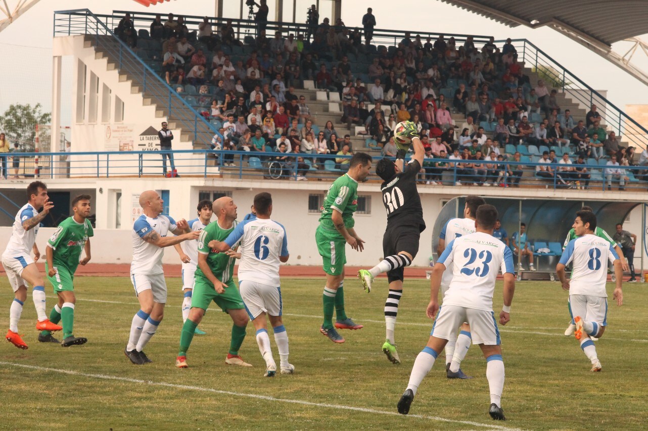 Algunas imágenes del último encuentro de liga de Tercera División disputado en la Ciudad Deportiva de Olivenza y que acabó 3-1 (19-05-2019)